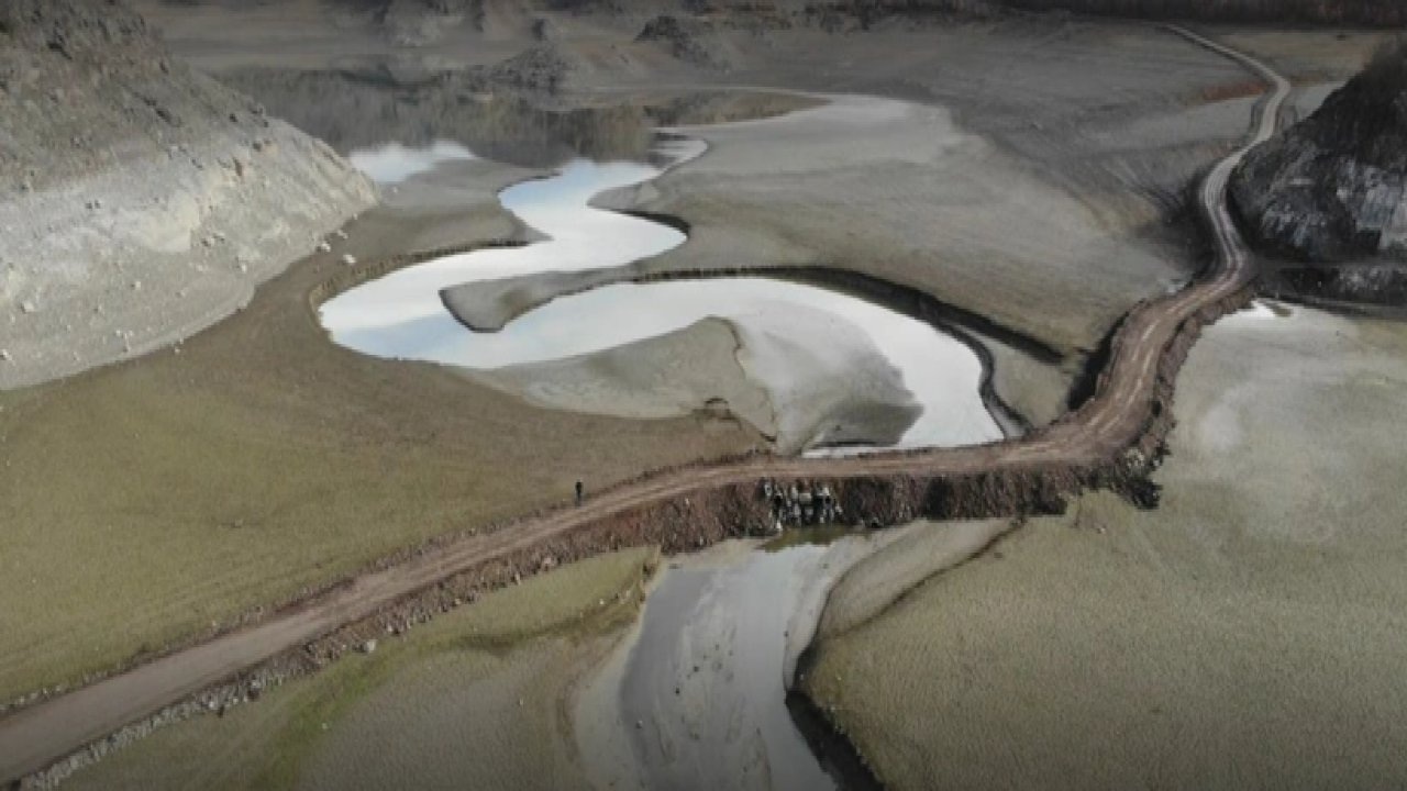 Baraj kurudu! Köylere ulaşım kısaldı!