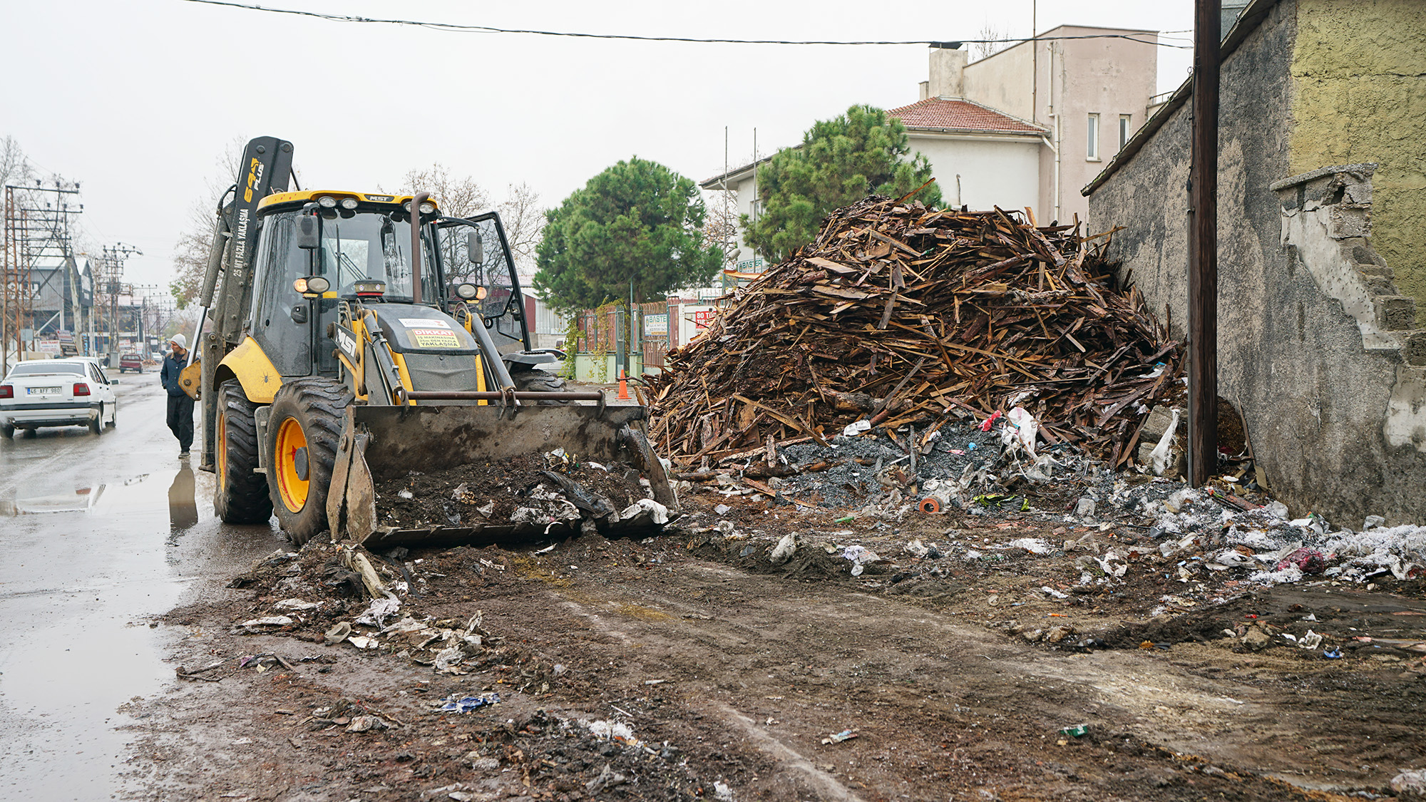 Odun Ambarları ve Küçük Sanayi Sitesi Hafriyat Atıklarından Temizleniyor