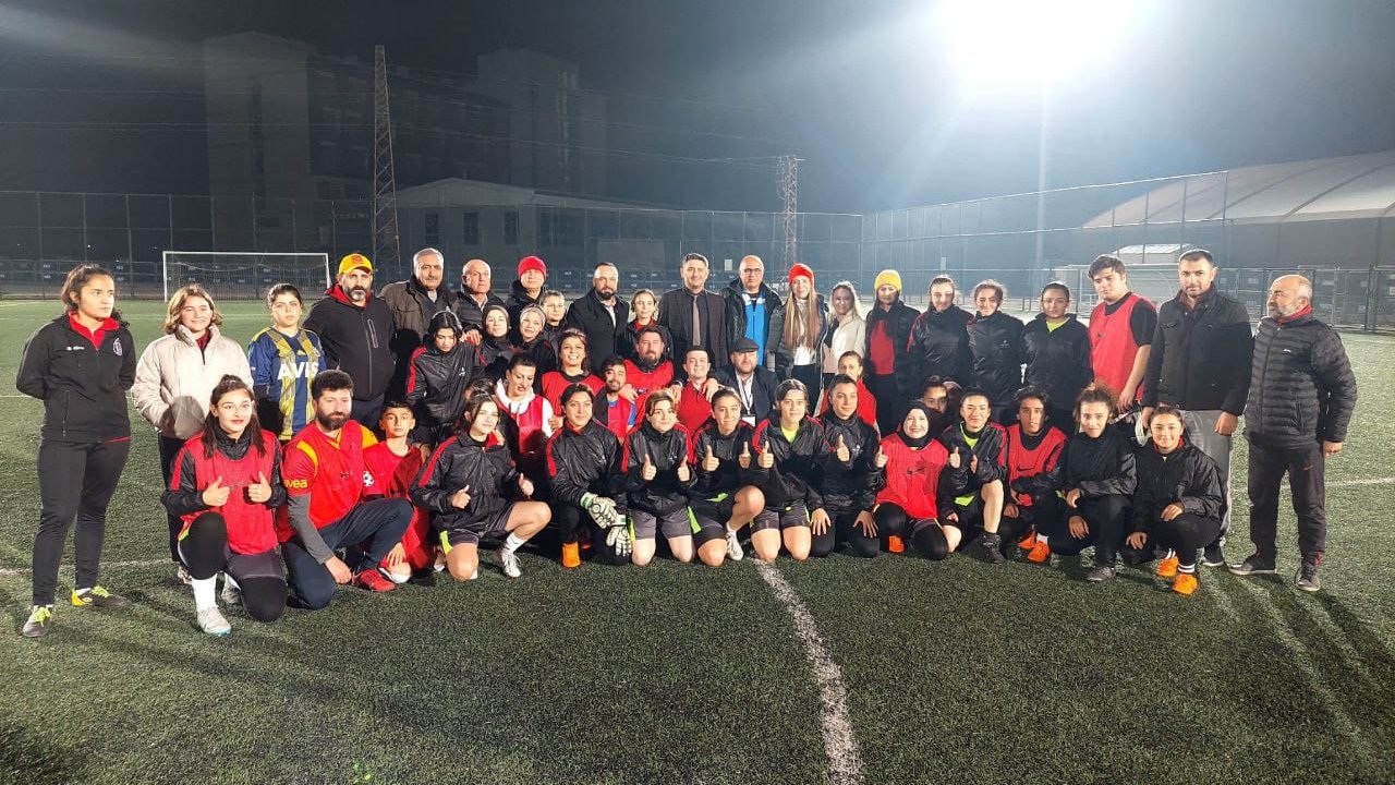 Kahramanmaraş’ta kadın futbolculardan dostluk maçı!