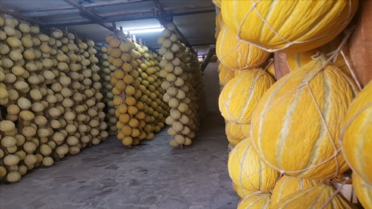 Askıda bekletilen kavunlar yılbaşını bekliyor!