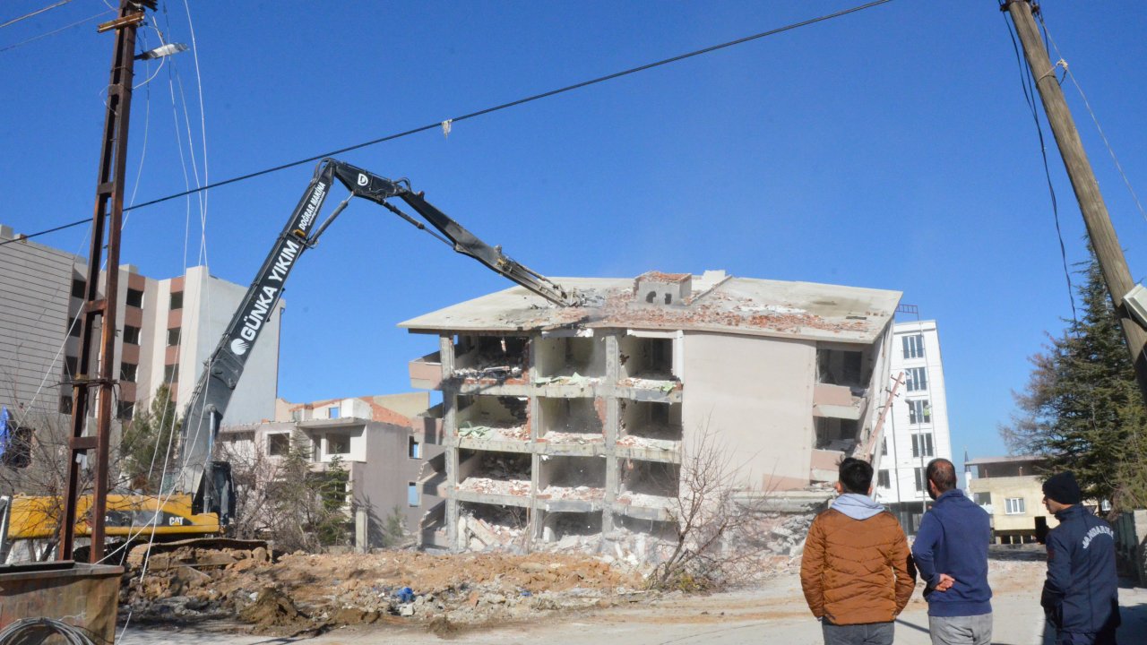 Kahramanmaraş'ta ağır hasarlı binaların kontrollü yıkımı sürüyor!