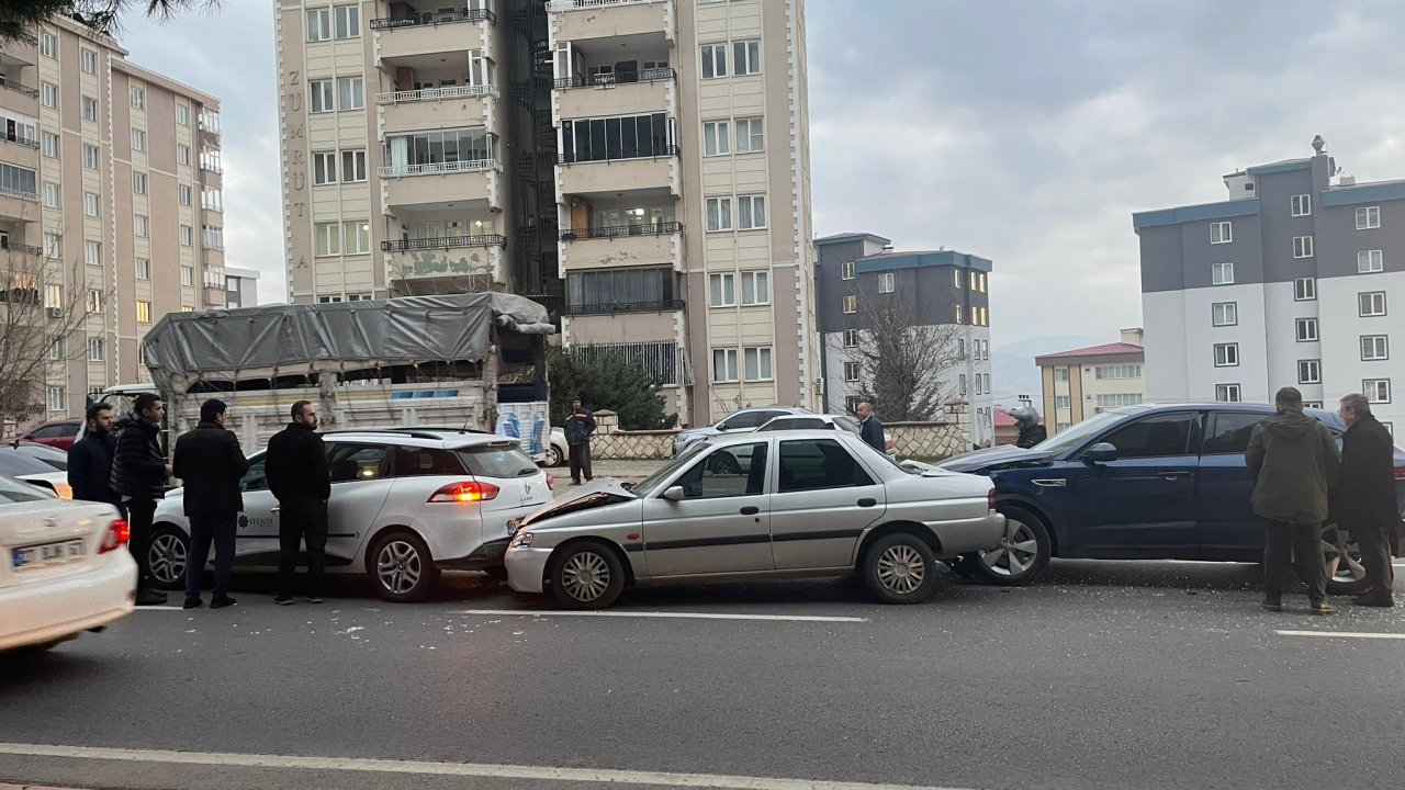 Kahramanmaraş’ta ikinci zincirleme kaza! Araçlar birbirine girdi!