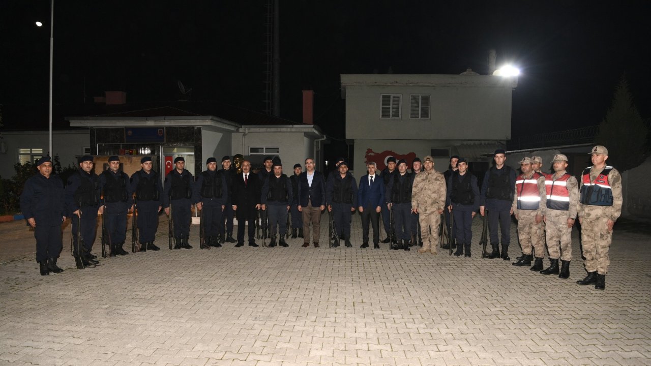 Kahramanmaraş Valisi Ünlüer, yeni yıla görev başında giren personeli ziyaret etti