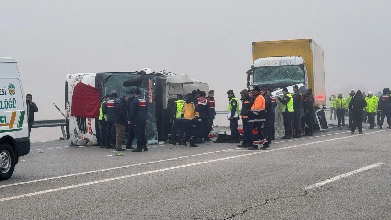 Malatya’da yolcu otobüsü devrildi! 4 kişi can verdi, 36 kişi yaralandı!