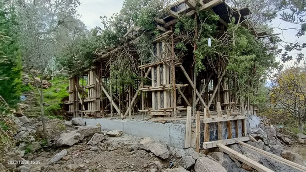 Kaçak inşaatı ağaç dallarıyla gizlediler!