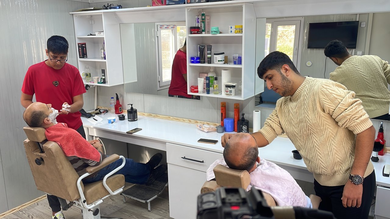 Konteynırda kalan esnaf depremzedeleri 7 aydır ücretsiz tıraş ediyorlar!