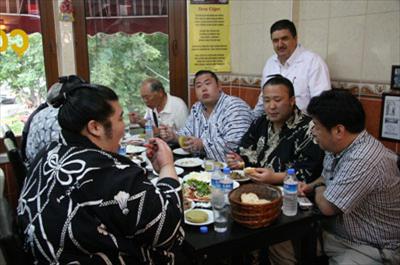 Sumocular doymak bilmedi