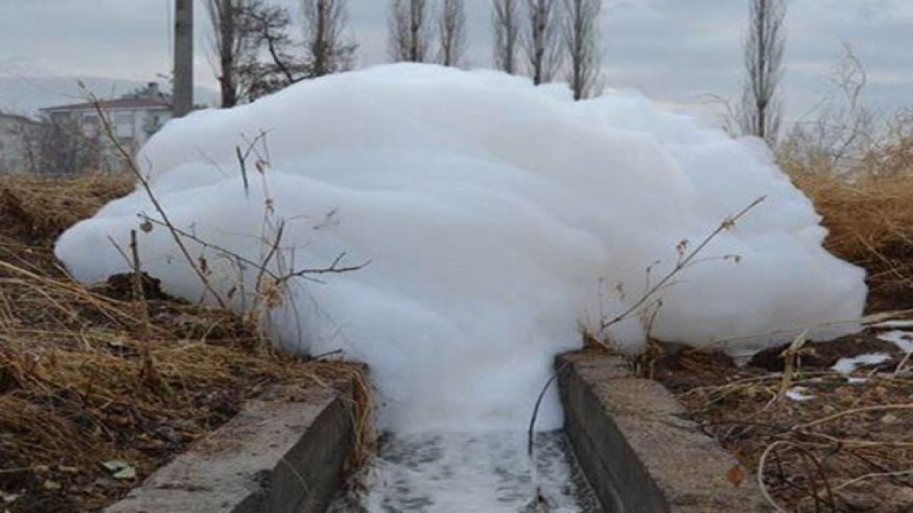 Niğde'de nedeni bilinmeyen esrarengiz köpük ızgaralardan taştı
