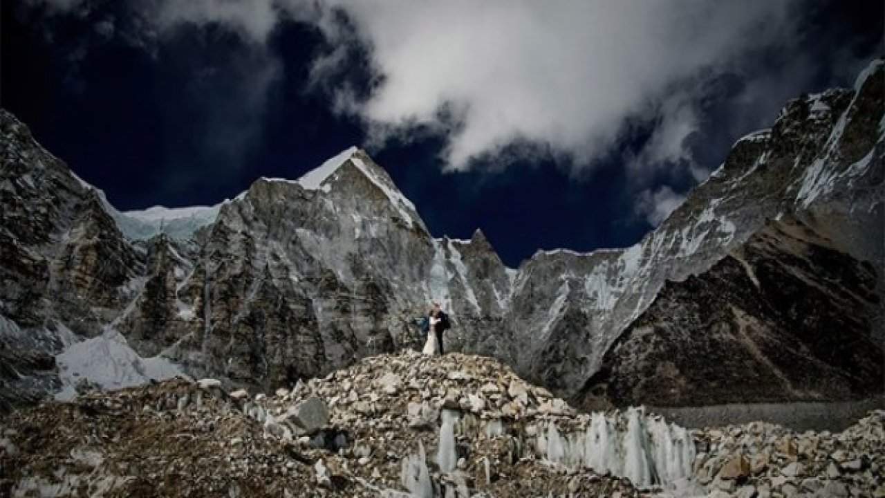 EVEREST'İN TEPESİNDE EVLENDİLER
