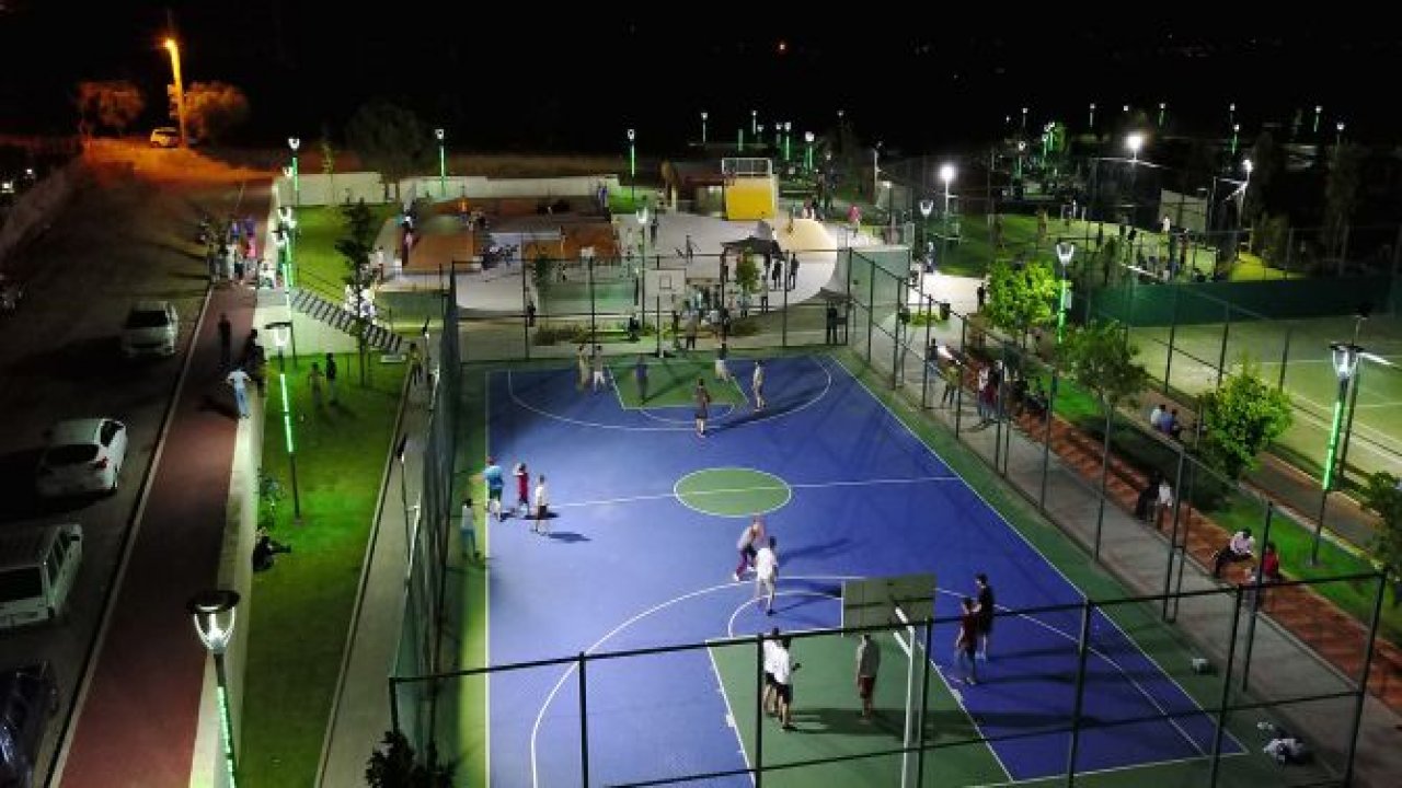 ALİYA İZZETBEGOVİÇ PARKI GECE GÜNDÜZ İLGİ ODAĞI