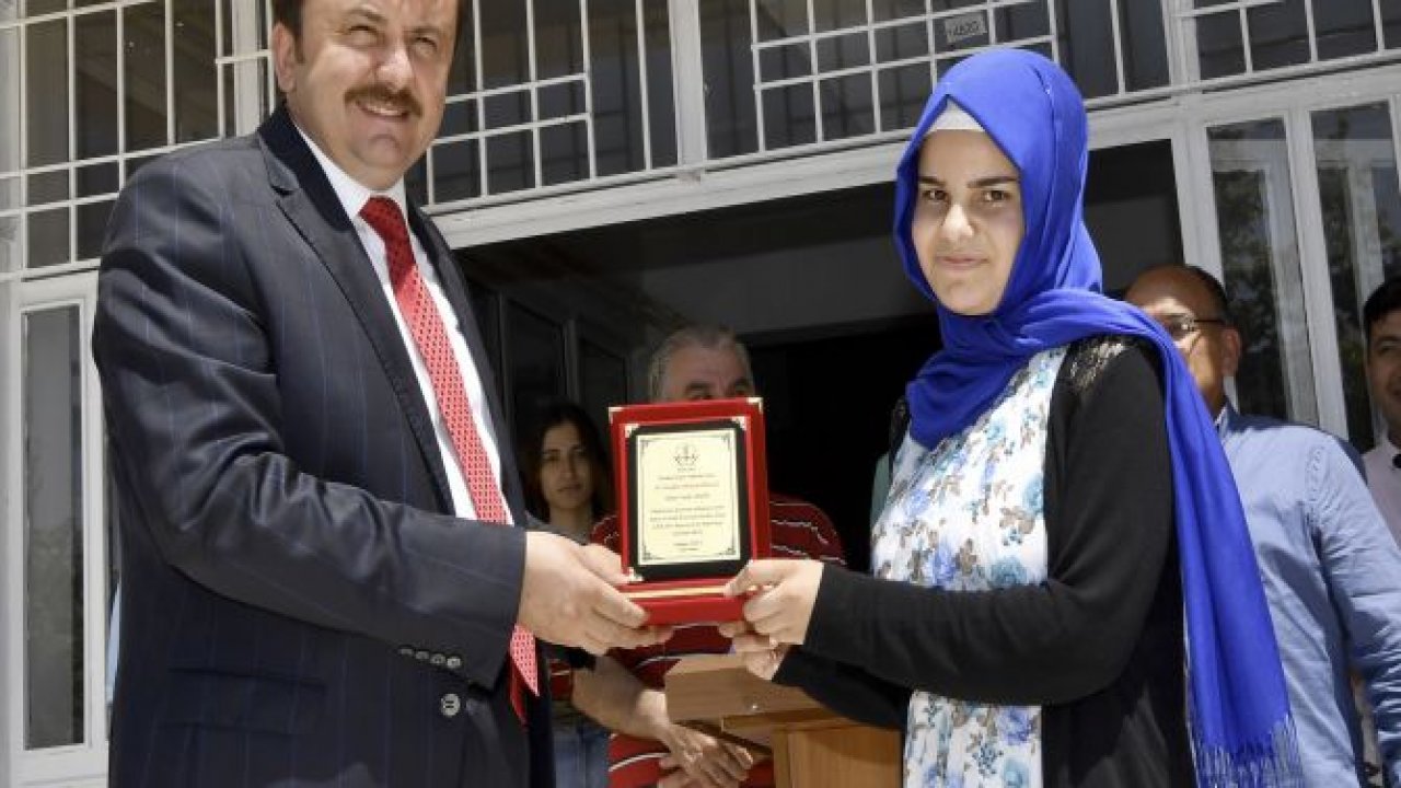 BAŞKAN ERKOÇ KARNE DAĞITTI