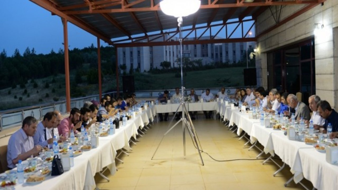 REKTÖR DEVECİ, BASIN MENSUPLARIYLA İFTAR YEMEĞİNDE BİR ARAYA GELDİ