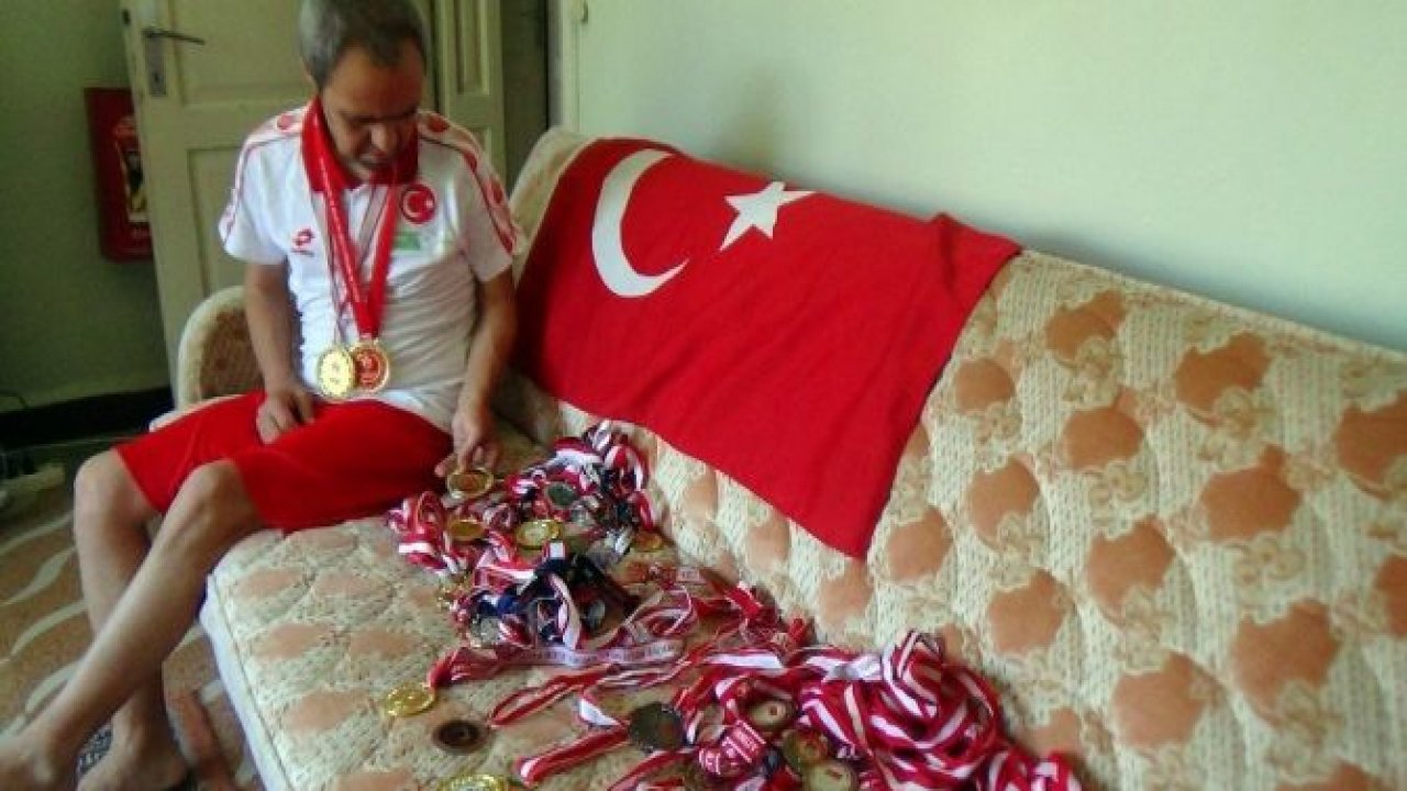 51 YAŞINDAKİ DOWN SENDROMLU YÜZÜCÜNÜN 51 MADALYASI VAR