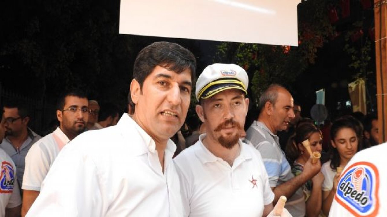 ÜNLÜ DONDURMA KAŞIKCISI ALPEDO STANDINDA DONDURMA DAĞITTI