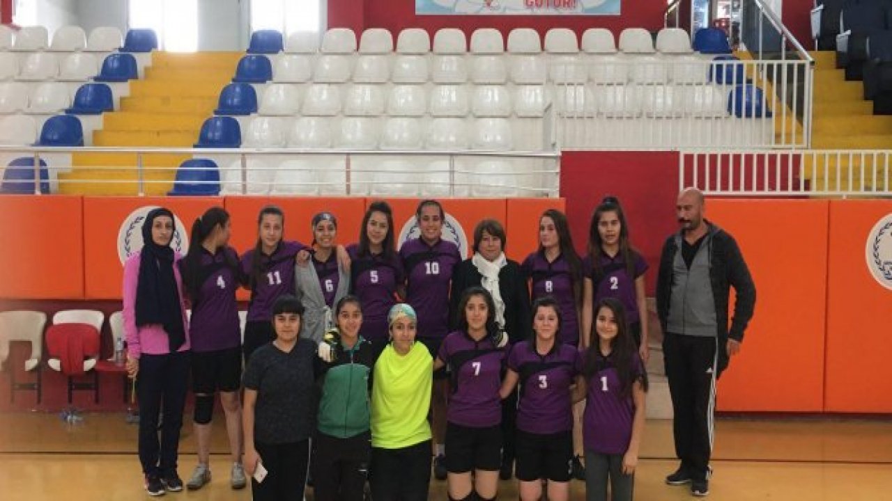 A FUTSAL TURNUVASINDA OKULLAR YARIŞIYOR