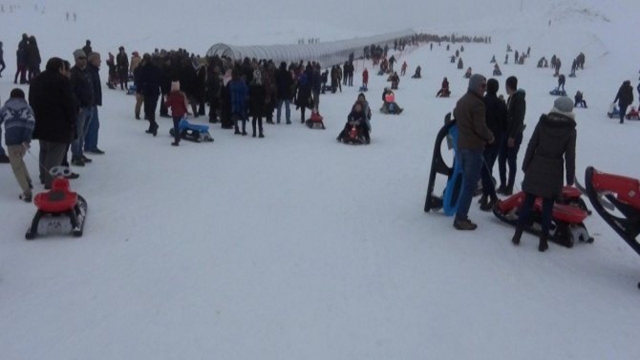 YEDİKUYULAR KAYAK MERKEZİNE ZİYARETÇİ AKINI