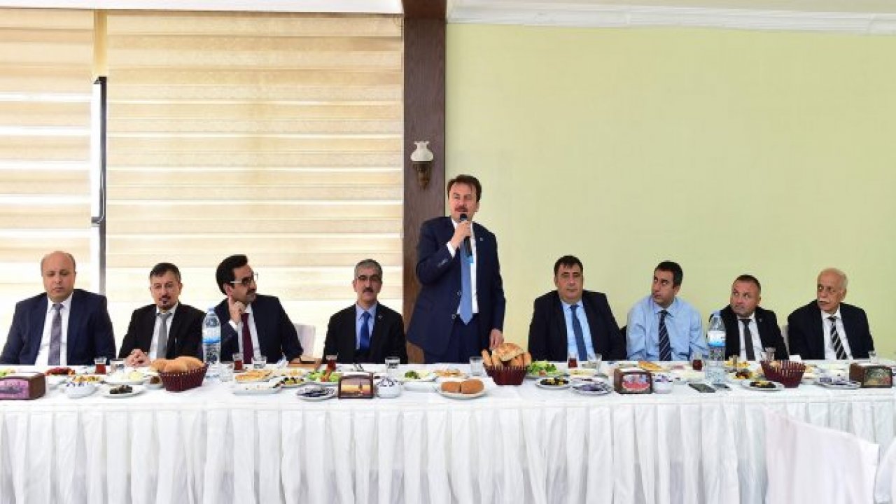 Başkan Erkoç’tan Bürokratlara Plaket