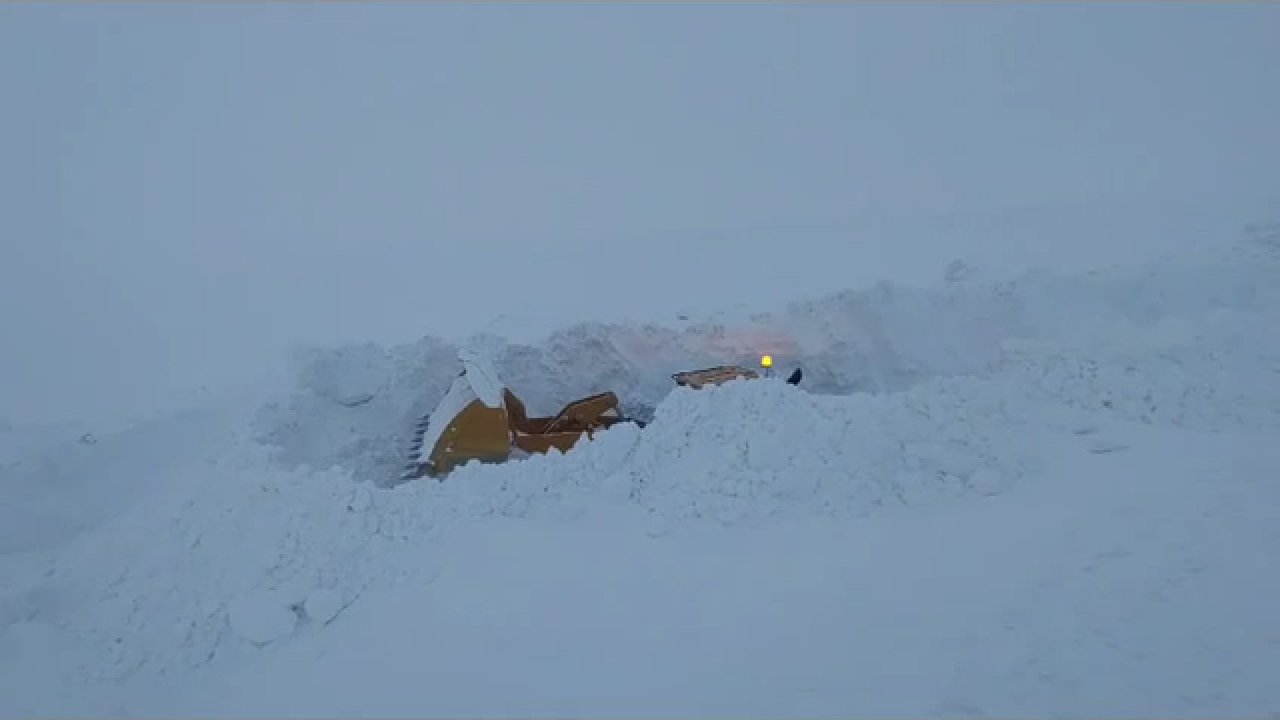 Bingöl'de Kar kalınlığı dozer boyunu aştı!