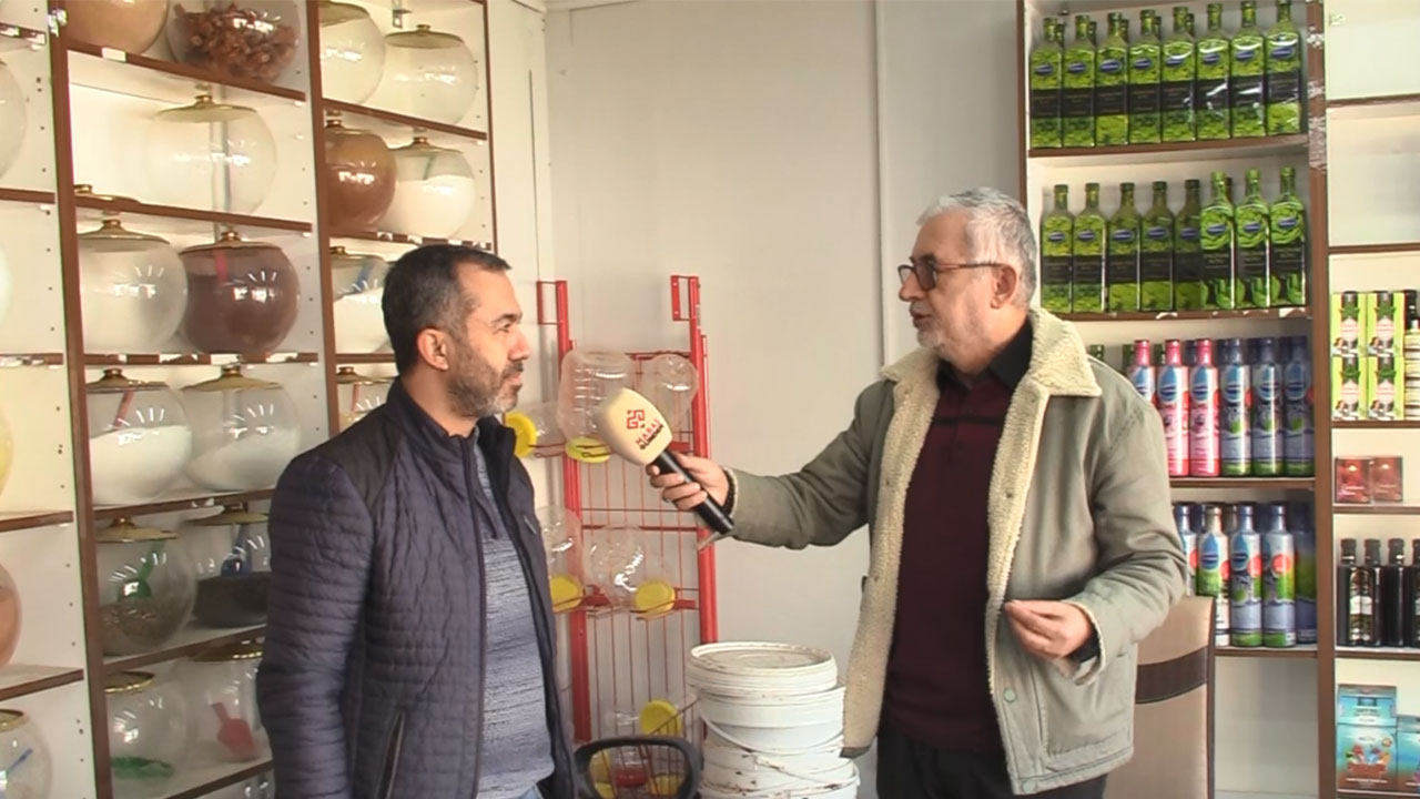 Kahramanmaraş’ta esnaflar tutunmaya çalışıyor depremde işyeri yıkılan Gürbüz Baharat satışlara başladı