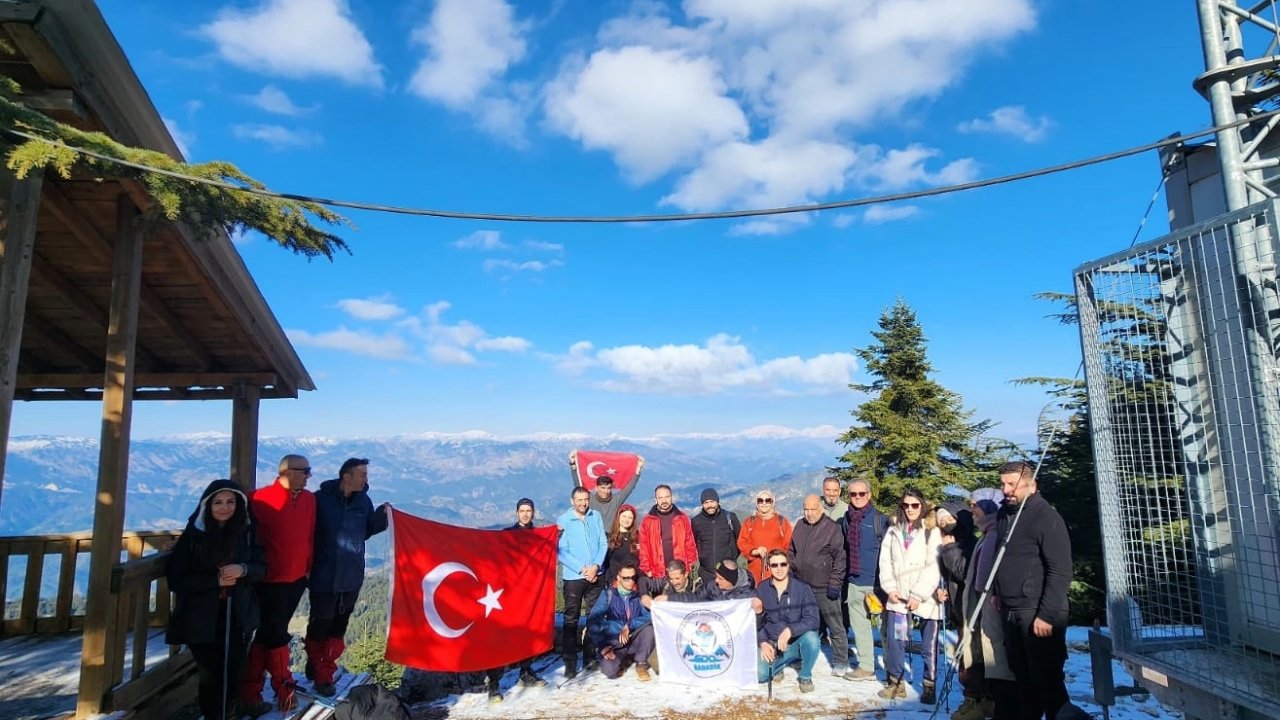 Dağcılar şehitler için Başkonuş zirvesine Türk bayrağı astı!