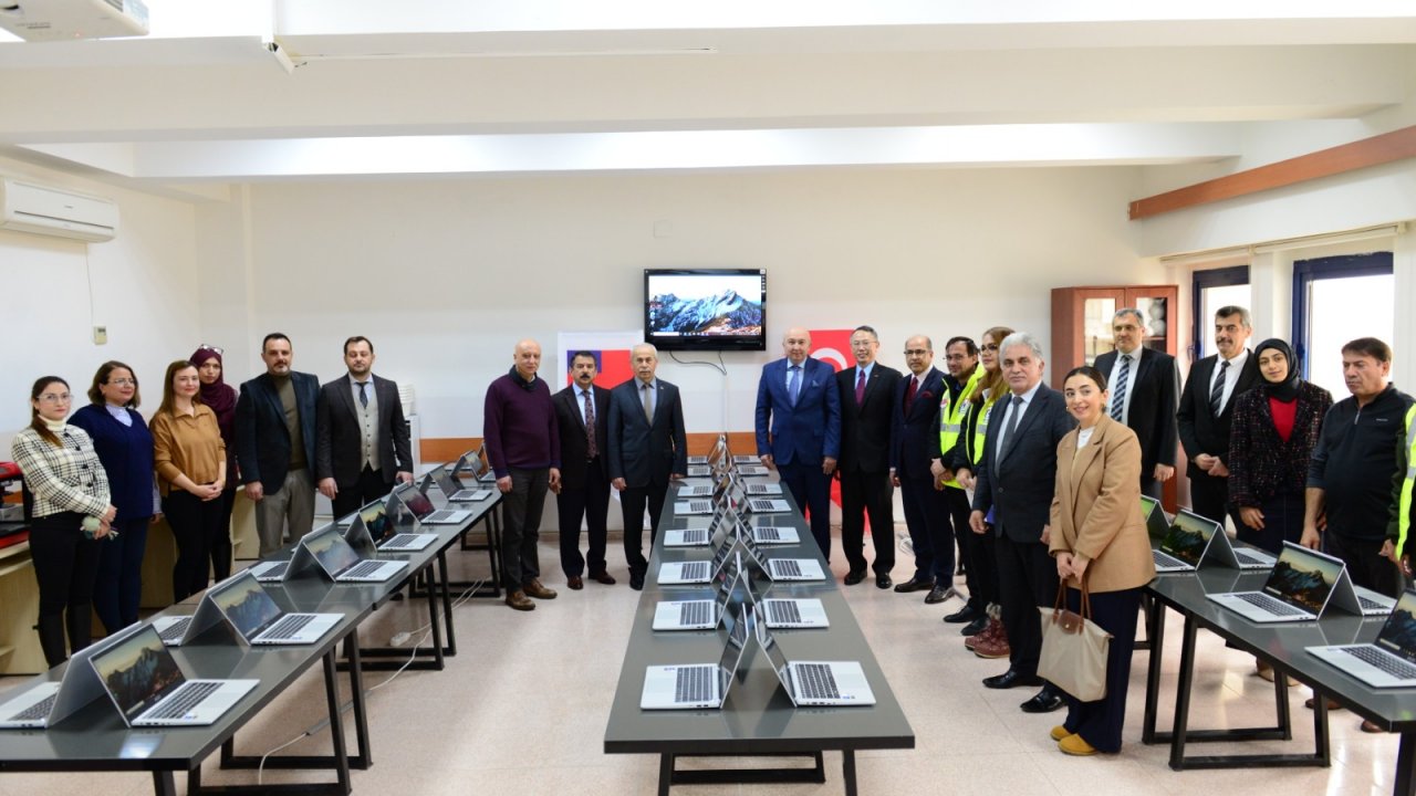 Kahramanmaraş’ta üniversiteye 100 bilgisayar desteği!