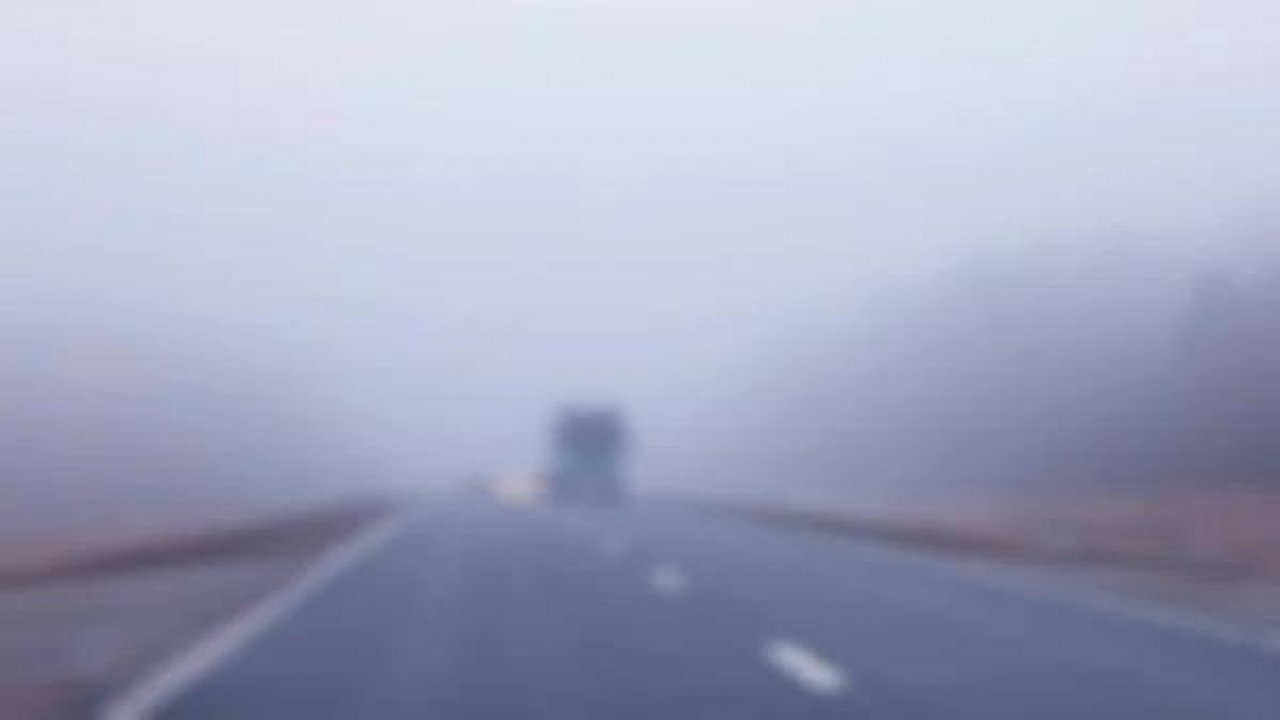 Kahramanmaraş’ta göz gözü görmüyor! Görüş mesafesi 20 metreye düştü!