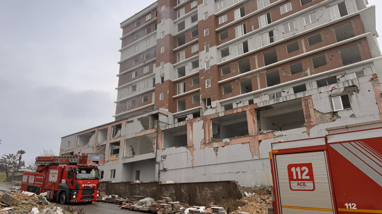 Kahramanmaraş’ta depremin vurduğu binada yangın!