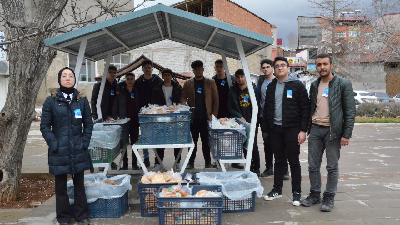 Kahramanmaraş’ta öğrenciler öğretmenleri için sevgi çöreği dağıttı!
