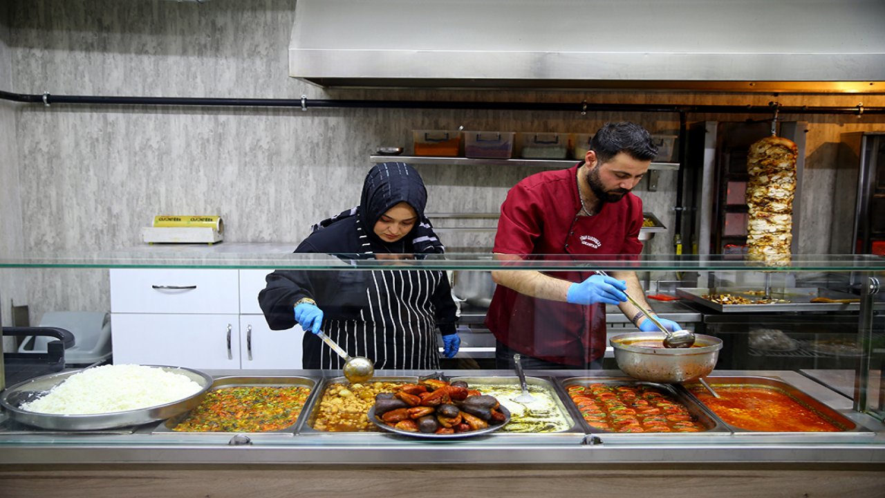 Öğretmen ve Gümrük Müşaviri Kardeşler, Kahramanmaraş’ta Depremde Yitirdikleri Dedelerinin Lokantasını Yeniden Canlandırdı!