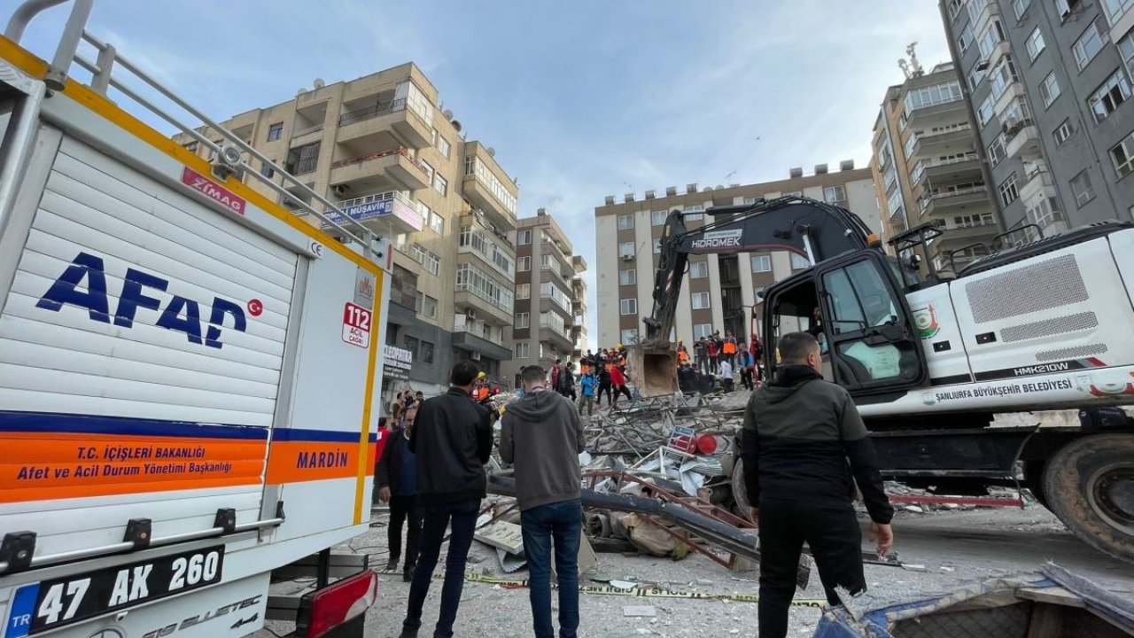 Kahramanmaraş depremlerinde hasar alan ev çöktü! 2 ölü, 8 yaralı var!