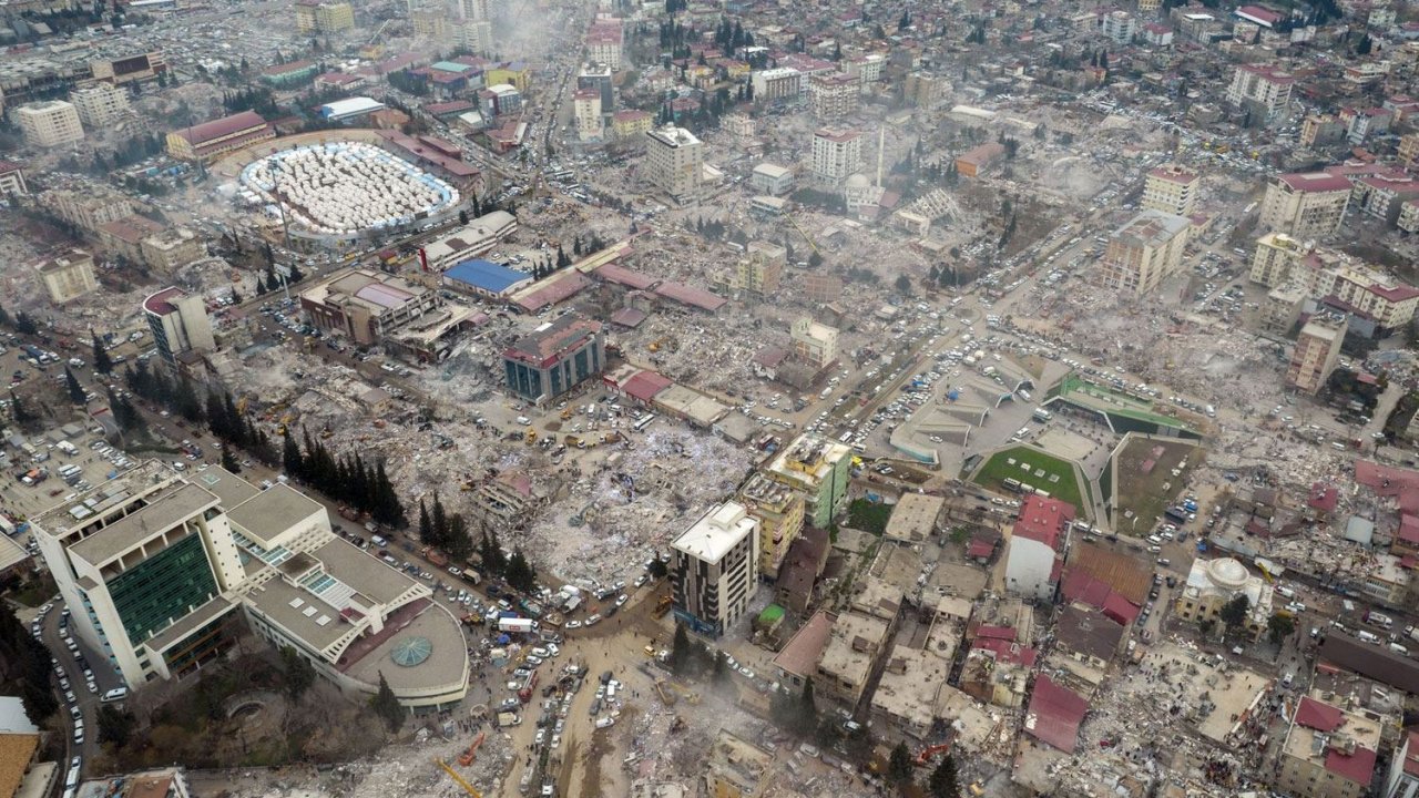 Depremlerde 27 yakınını kaybetti, sağlık hizmetleri görevine koştu!