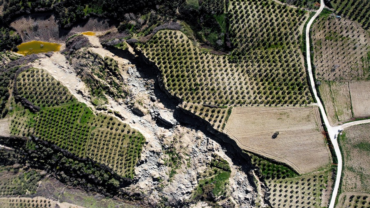 Depremin simgesi dev fay kırığı görenleri ürkütüyor!