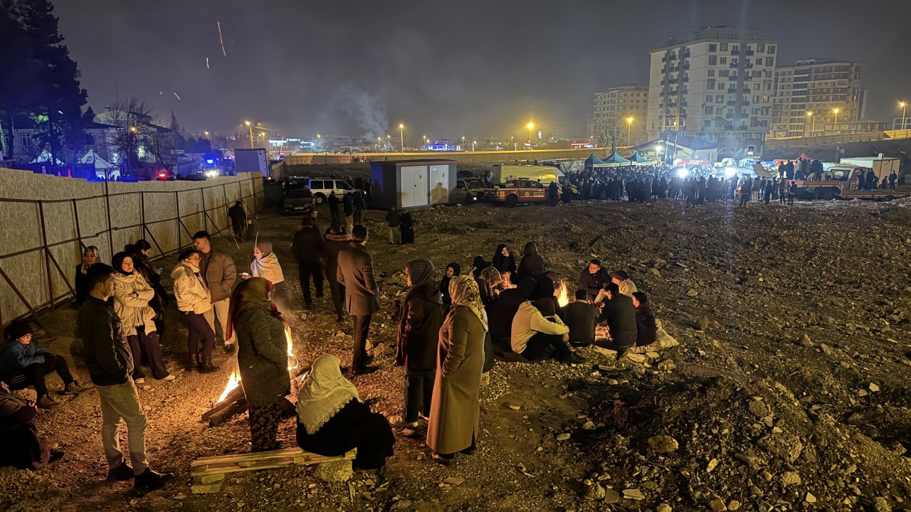 Kahramanmaraş’ta depremzedeler geceyi evlerinin yıkıldığı bölgede geçirdi!