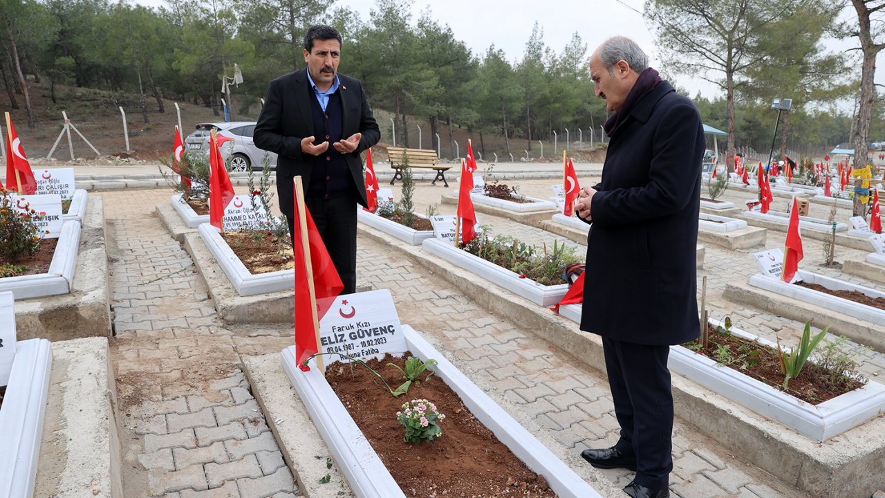 Başkan Okay, hayatını kaybeden personeli mezarı başında andı!