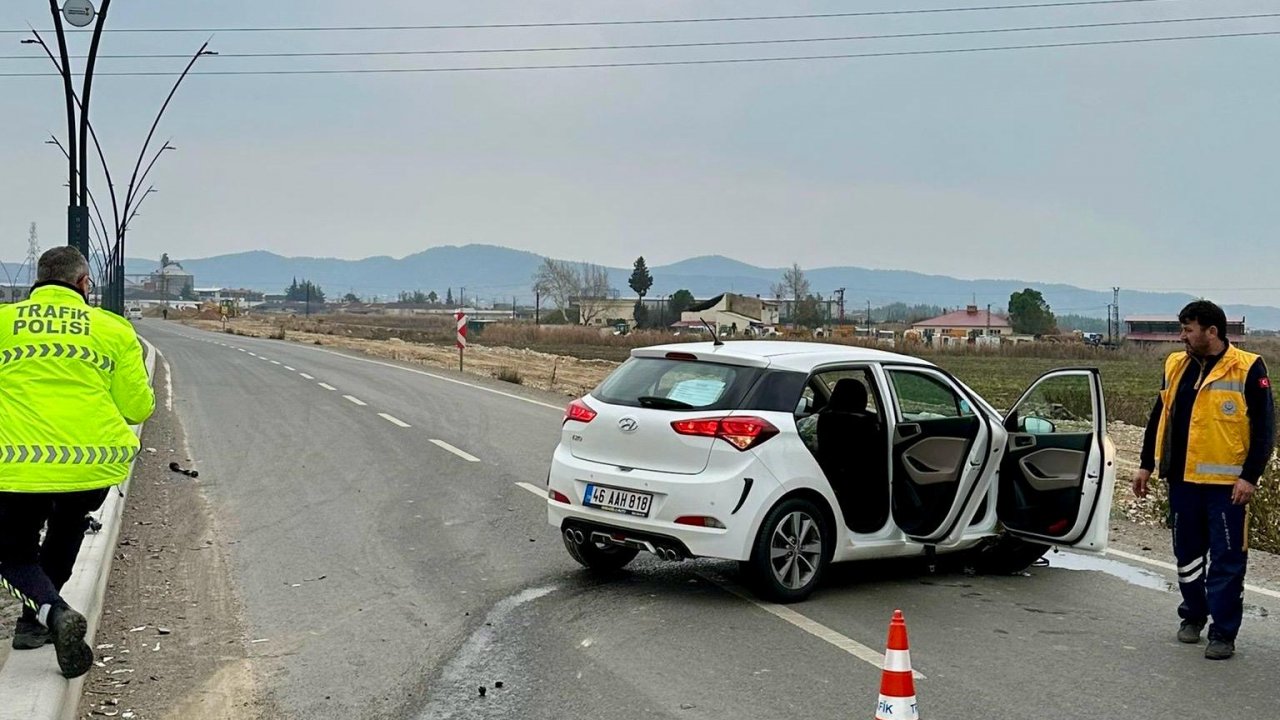 Kahramanmaraş’ta otomobil refüje çarptı! 3 Yaralı var