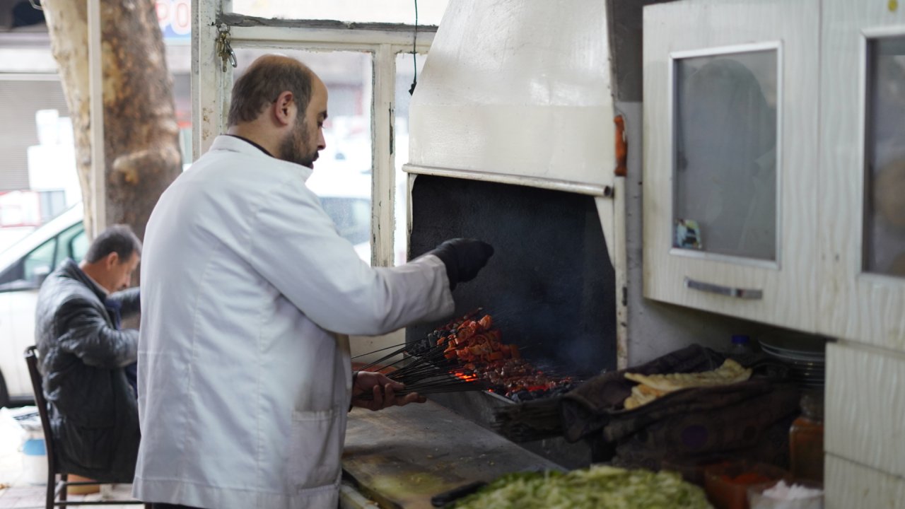 60 yakınını kaybettiği Kahramanmaraş’ı terk etti! “Ekmeğini, suyunu, çok özledim" dedi geri döndü!