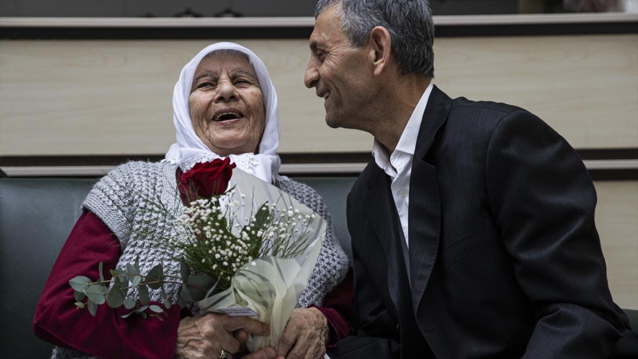 Huzurevinde evlenen çift, "ikinci bahar"larını yaşıyor!