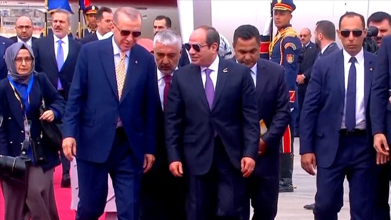 Cumhurbaşkanı Erdoğan Mısır'da Sisi tarafından karşılandı!