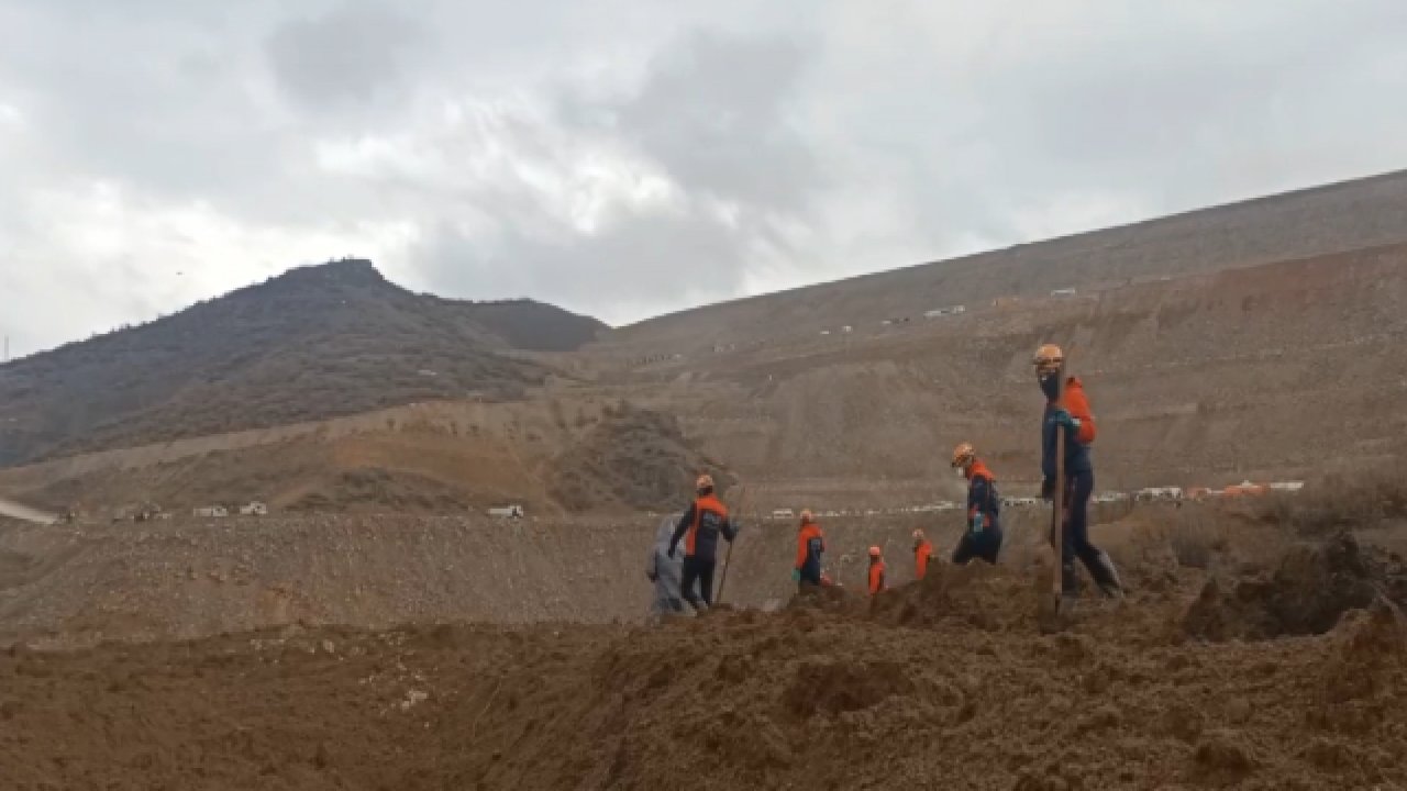 Toprak altında kalan 9 işçi için aramalar devam ediyor