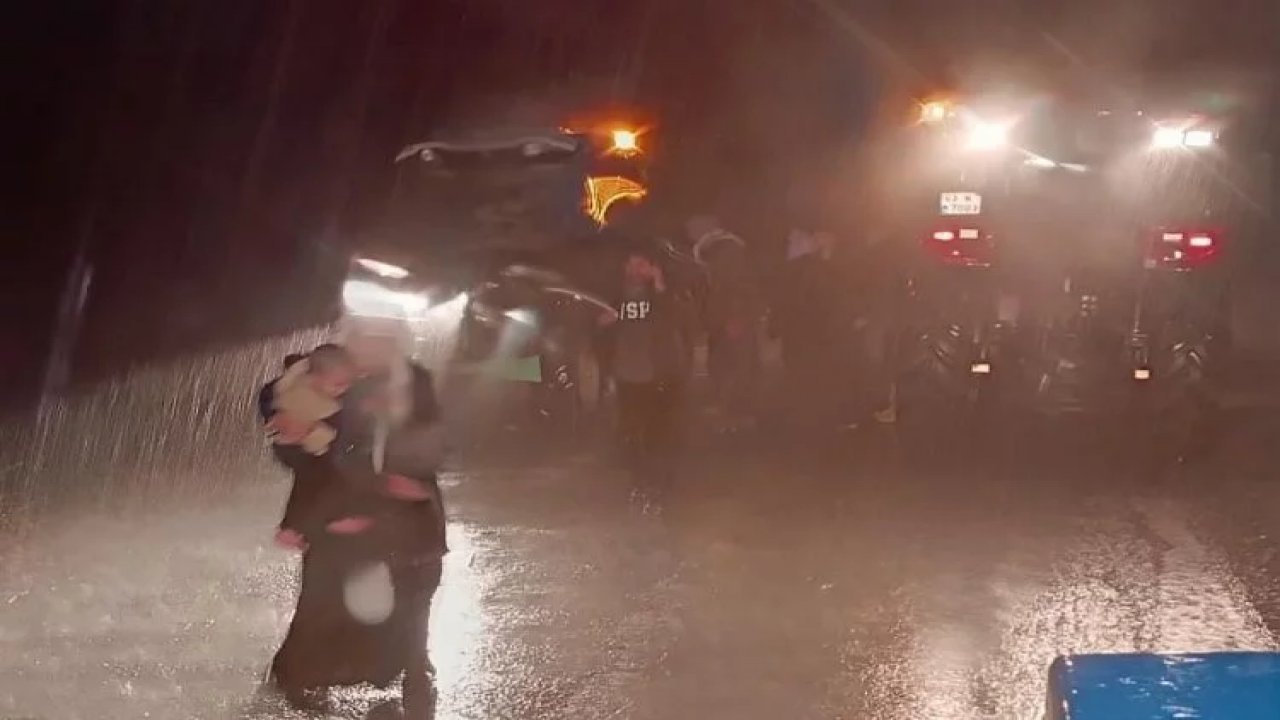 Şanlıurfa'da araç sele kapıldı: Mahsur kalan 5 kişi kurtarıldı