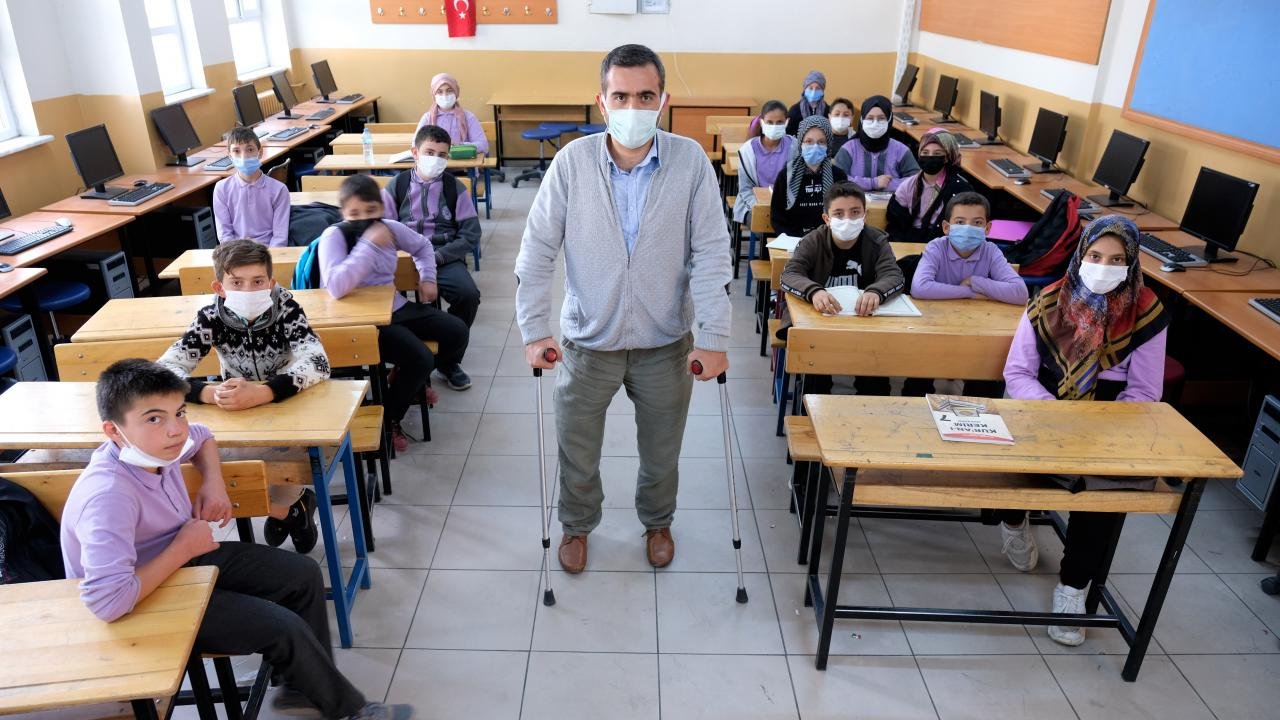 Depremde iki bacağını kaybeden okul müdürü görevine başladı!