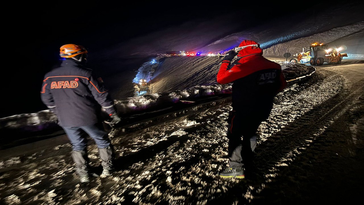 Van’da minibüs çığ altında kaldı!