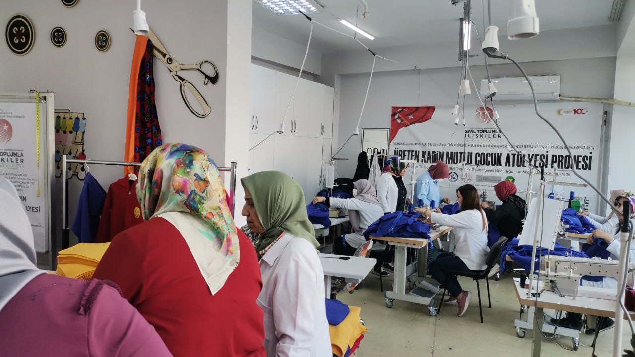 Kahramanmaraş’ta depremzede kadınlar 3 bin çocuğu giydirdi!