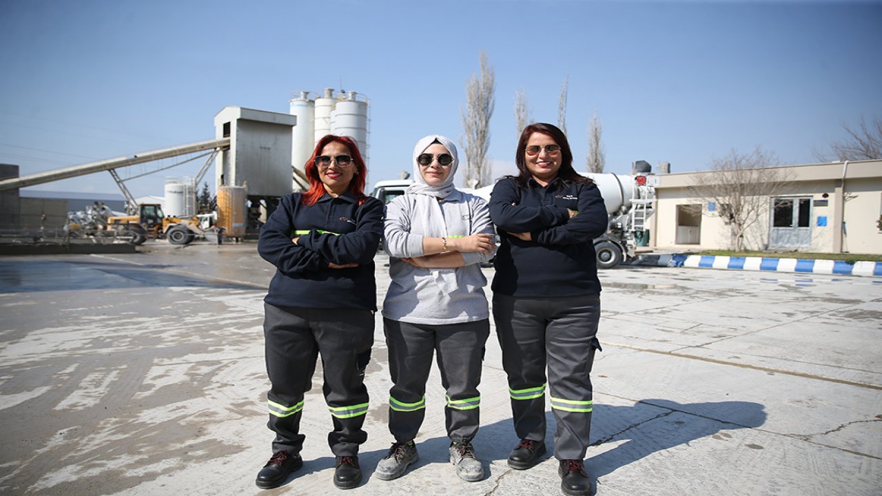 Kahramanmaraş’ın kadın şoförleri konutların yükselmesi için direksiyon sallıyor!