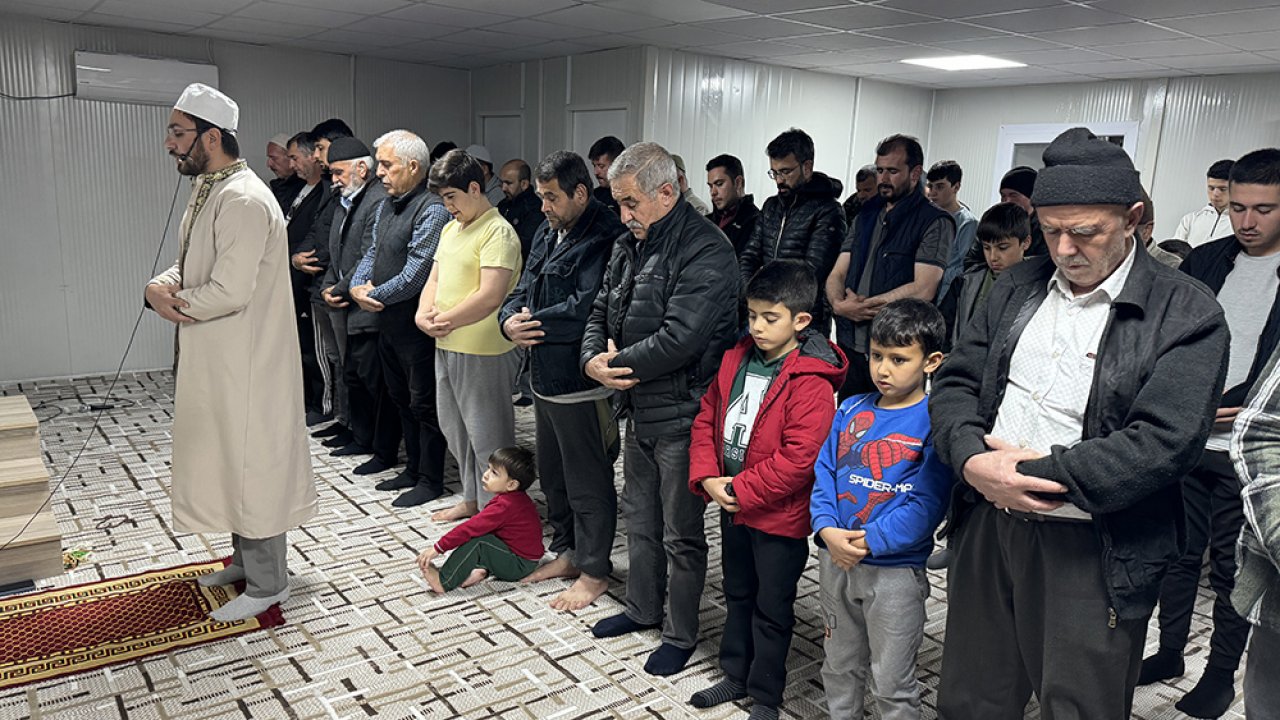 Kahramanmaraş ve deprem İllerinde ilk teravih namazı kılındı!