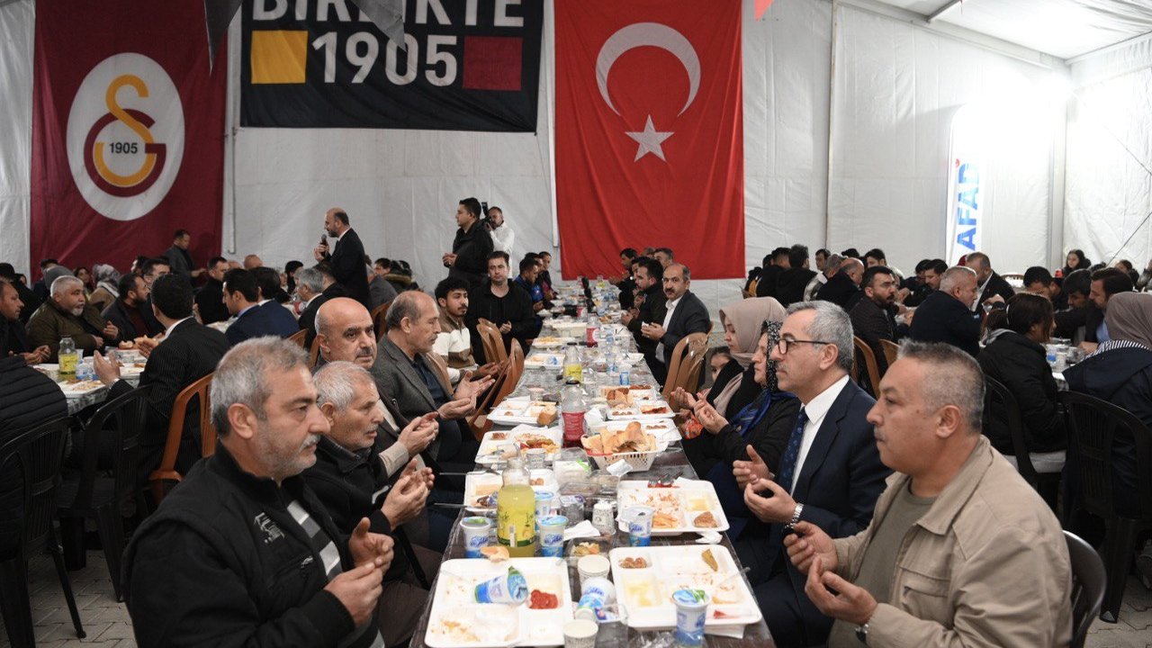 Başkan Güngör, Konteyner Kent’te Vatandaşlarla İftar Yaptı!