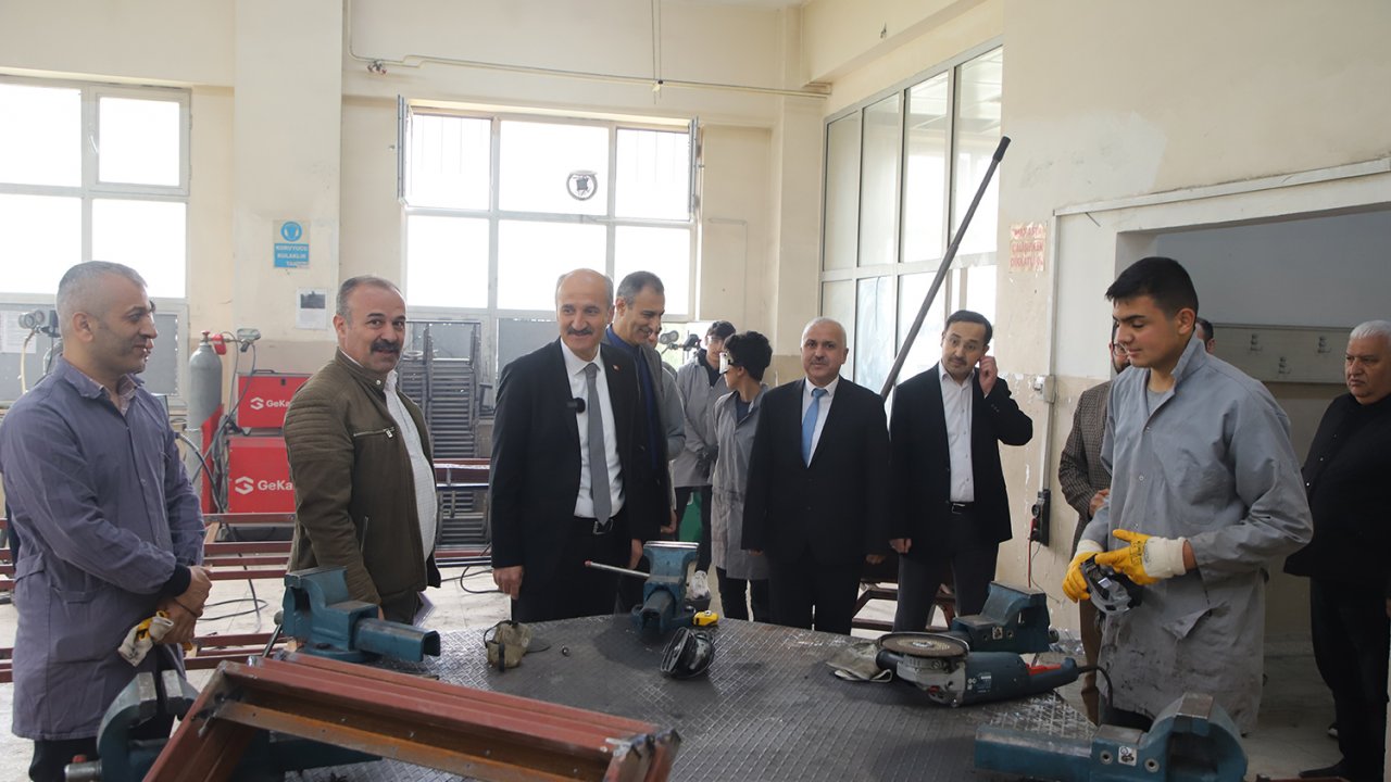 Dulkadiroğlu’nun Banklarını Meslek Lisesiler İmal Ediyor!