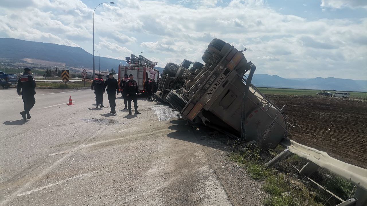 Kahramanmaraş’ta beton mikseri devrildi!