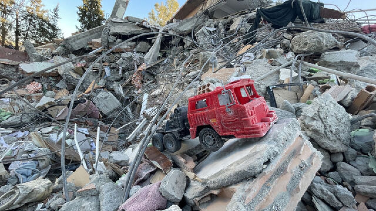 Kahramanmaraş’ta tutuklu sanık topu belediyeye attı! Fay hattı ve zemin problemi varken belediye 11 katlı apartmana izin verdi”