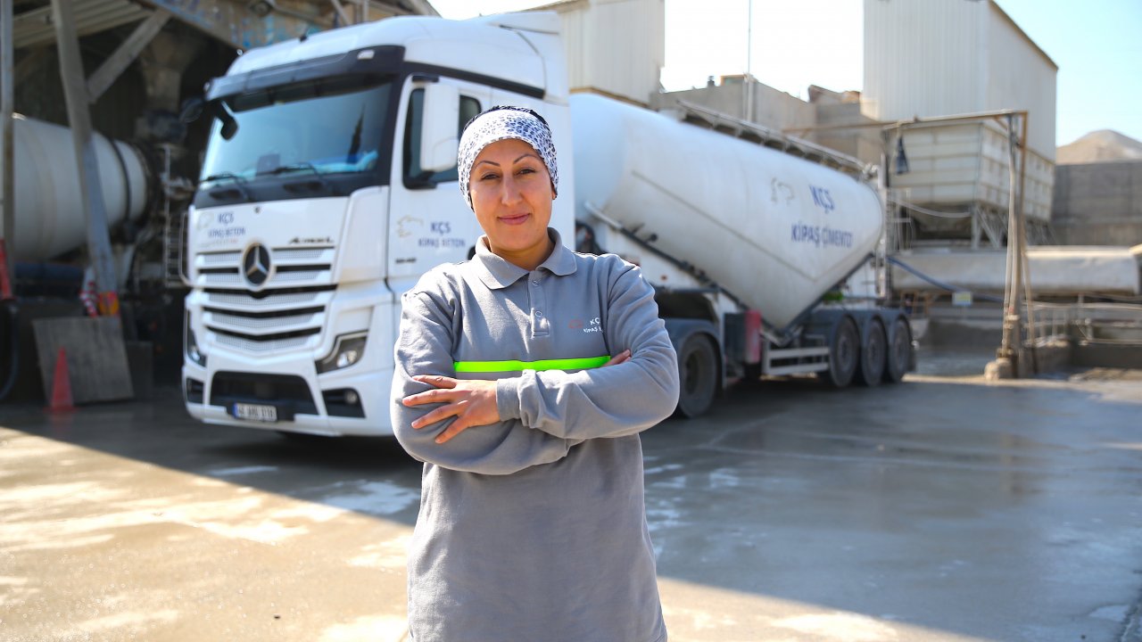 Tır şoförü Sevda, Kahramanmaraş'ta asfaltı ağlatıyor!